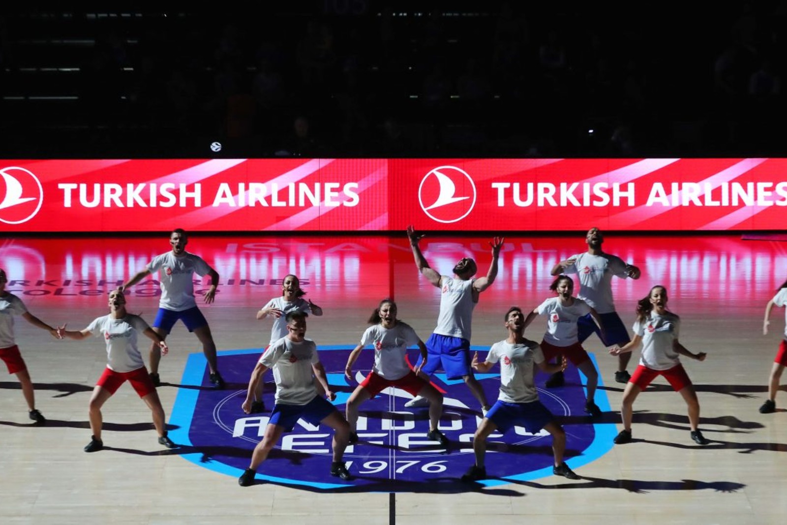 Anadolu Efes maçında lösemi farkındalığı · Haka performansı